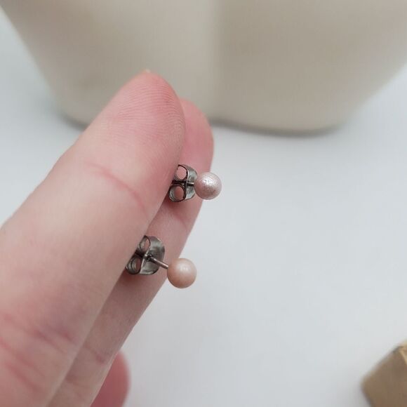 Pale pink‎ stud earrings - Picture 2 of 2
